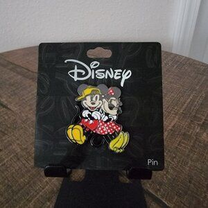 Disney Mickey & Minnie Enamel Pin – New on Card